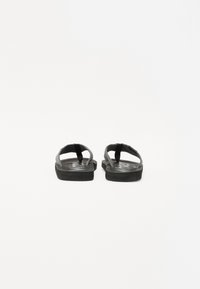 Sorte flip-flops med teksturert såle, gråvevde stropper og svarte detaljer. Flat design med avrundede kanter og minimalt med detaljer.