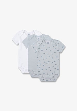 Drei kurzärmelige Bodysuits: einer weiß, zwei hellblau mit Regenbogenmustern, aus weichem Baumwollmaterial, mit Druckknöpfen am unteren Saum, rundem Ausschnitt.