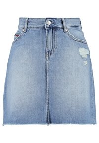 Jeanskjol i ljusblått med hög midja, knappknäppning framtill och fransad fåll. Har slitna detaljer på framsidan för ökad textur.