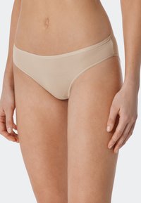 Tanga in tessuto beige a coste con vita liscia, caratterizzato da sottili righe verticali. Progettato per il comfort e una copertura minima.