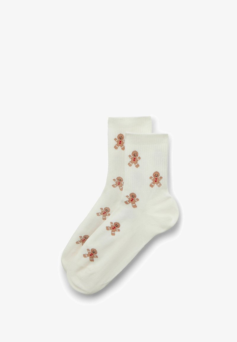 Calzini bianchi in cotone con un motivo di omini di pan di zenzero illustrati, con accenti rossi sulla pancia e facce sorridenti.
