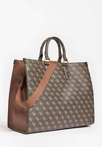 Brązowa torba projektanta na ramię z wzorem monogramu, z dwoma górnymi uchwytami i odpinanym paskiem na ramię na jednolitym tle.