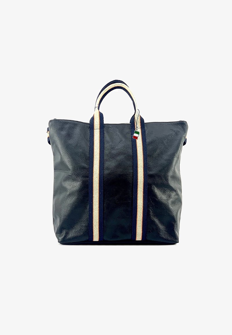 Sac fourre-tout en cuir bleu marine avec deux poignées en tissu rayé, présentant une texture lisse et une petite étiquette aux couleurs italiennes. Design spacieux et structuré.