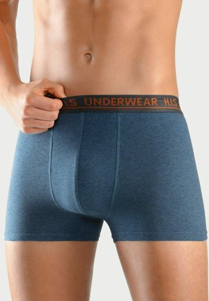 Blaue Baumwoll-Boxershorts mit einem dunklen Taillenbund, der "H.I.S. UNDERWEAR" in orangefarbenen Buchstaben zeigt, glatte Textur und taillierte Passform.