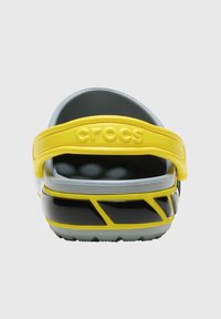 Sandały Crocs typu slide w odcieniach szaro-czarnych z jasnocYellow strap. Teksturowana góra, zaokrąglony kształt i wyściełana wkładka z otworami odpływowymi.