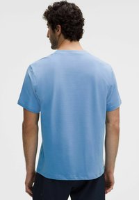 Korte mouwen t-shirt in lichtblauwe katoen, met een ronde halslijn en een relaxte pasvorm, met een zachte textuur en geen zichtbare patronen.