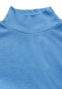 Top blu, morbido in cotone con collo alto, caratterizzato da una texture liscia e un design aderente. Il colletto si estende dolcemente senza ulteriori adornamenti.