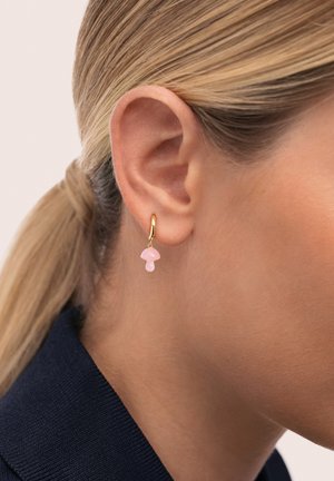 Pendiente de aro de oro con un colgante en forma de seta rosa, con una textura suave y un acabado translúcido, colgando del lóbulo de la oreja.