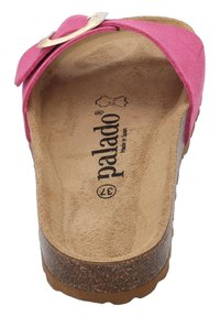 Infradito in suede rosa con un accento metallico circolare, suola in sughero e plantare testurizzato. Etichettato 'palado', misura 37, prodotto in Spagna.