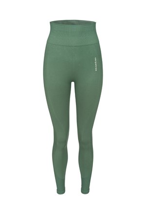 Groene hoge taille leggings gemaakt van zachte, rekbare stof. Heeft een gladde textuur met een getailleerd ontwerp en een klein wit logo detail.