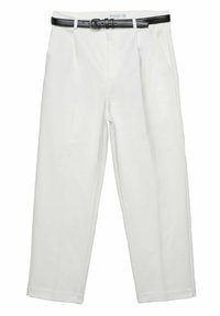Witte op maat gemaakte broek met plooien, verstelbare zwarte riem, voorzakken en een rechte pasvorm. Gladde stoftextuur en strakke lijnen.