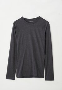 Sötét szürke, hosszú ujjú, kerek nyakú póló, puha anyagból, sima textúrával. Oldalsó hasítékokkal rendelkezik az alján a laza illeszkedés érdekében.