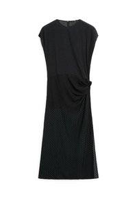 Czarna sukienka midi z krótkimi rękawkami typu cap, teksturowanej tkaniny, z marszczonym węzłem po prawej stronie w talii.