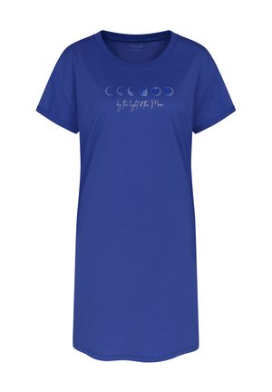 Niebieska koszula nocna z krótkim rękawem, z grafiką faz Księżyca i napisem "by the light of the Moon" na wysokości klatki piersiowej.