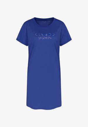 Niebieska koszula nocna z krótkim rękawem, z grafiką faz Księżyca i napisem "by the light of the Moon" na wysokości klatki piersiowej.