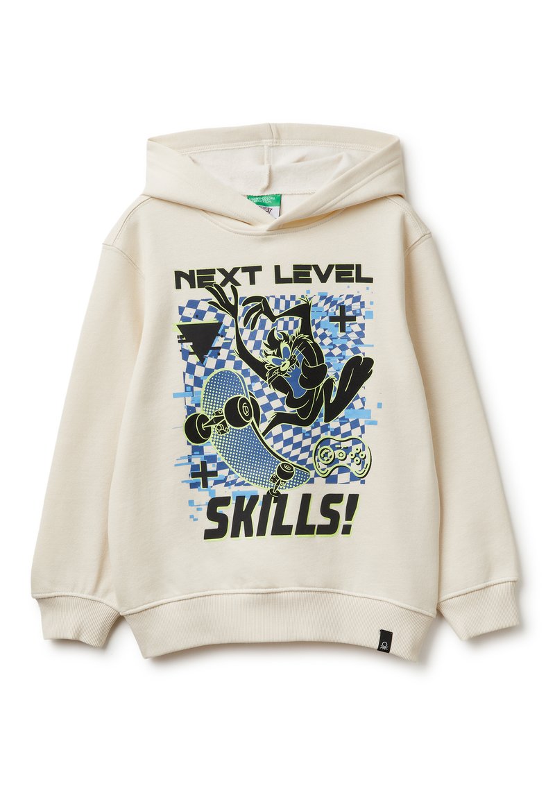 Béžová mikina s kapucí a grafickým potiskem, který zobrazuje skateboard, postavu a text "NEXT LEVEL SKILLS!" v černé a neonově zelené barvě.