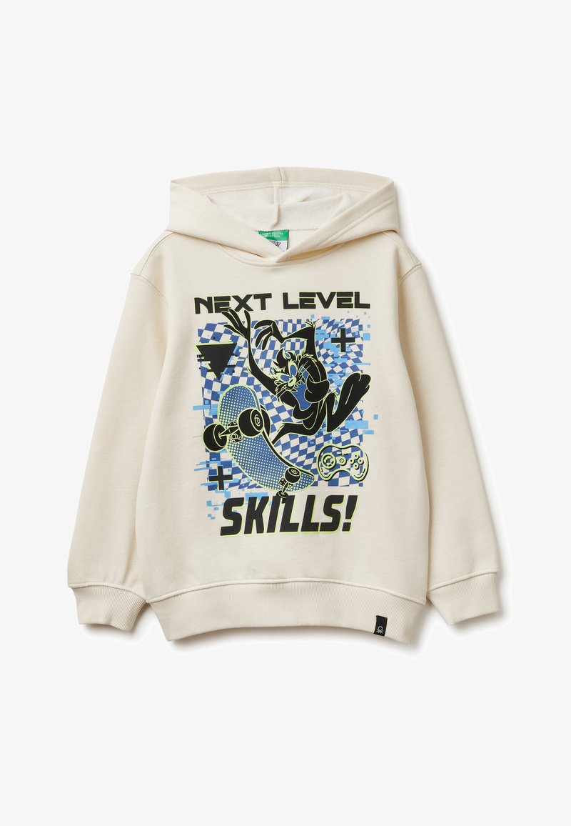 Sudadera beige con un estampado gráfico que presenta una patineta, un personaje y el texto "¡HABILIDADES DEL SIGUIENTE NIVEL!" en negro y verde neón.