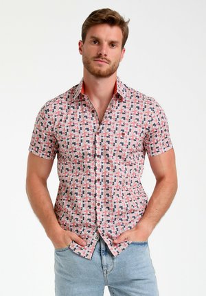 Korte mouwen, knoopshirt in een veelkleurig geometrisch patroon met roze, marineblauw en wit. Voorzien van een contrasterende oranje kraag.