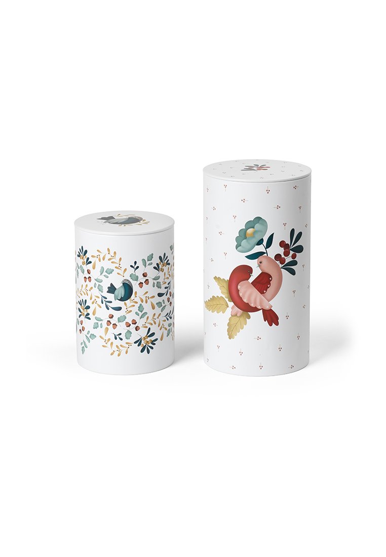 Dwa cylindryczne dekoracyjne pudełka do przechowywania. Jedno ma wzór z ptakiem i kwiatami, drugie z motywem liści i ptaka, oba w żywych kolorach.