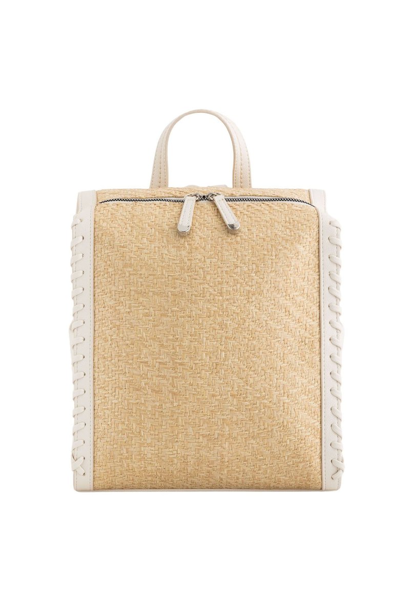 Mochila de paja tejida con detalles en cuero beige, con un cierre superior con cremallera, costuras laterales prominentes y un pequeño asa en la parte superior.