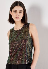 Ärmelloses Top mit mehrfarbigen Pailletten in einem geometrischen Muster, mit glatter Textur und rundem Ausschnitt.