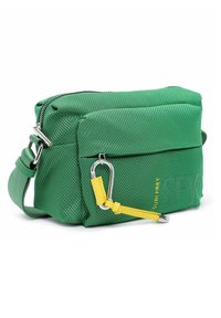 Borsa in tessuto verde con chiusura a zip, tracolla regolabile, tasca frontale e cinturino giallo con moschettone.