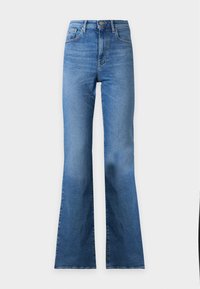Τζιν μπλε denim με ίσια μπάτσα, ψηλή μέση, μπροστινό κουμπί και τσέπες, απεικονίζεται μπροστά σε απλό ανοιχτό γκρι φόντο.