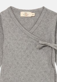 Grå babydragt sweater med små hjerte strik mønster, sidebånd lukning og størrelse 50 mærkat fra Copenhagen Colors.