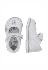 Scarpa per bambini in pelle bianca con punta arrotondata, decorazioni floreali, cinturino in velcro e soletta grigia a motivo. Leggera e con suola flessibile.