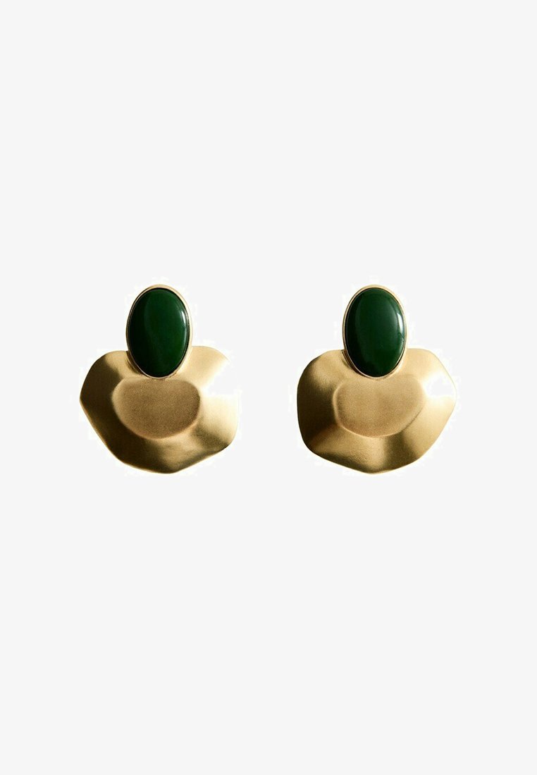 Paire de boucles d'oreilles dorées avec des bases de forme irrégulière et des parties supérieures en pierre ovale vert foncé.