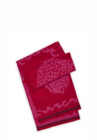 Roter Schal mit Leopardenmuster, aus weichem Stoff, mit ausfransenden Kanten und einem kräftigen, lebendigen Farbschema.