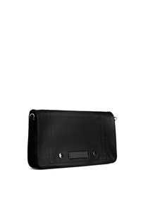 Zwarte lederen clutch met een gladde textuur, voorzien van zilveren hardware en een gaasaccent in het midden. Rechthoekig ontwerp met zijstiksels.