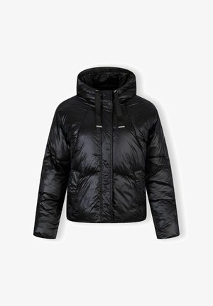 Mustapuffatakki, jossa on korkea kaulus, vetoketjusuljenta ja naruilla säädettävä huppu. Sisältää sivutaskut ja kiiltävän, sileän pinnan.