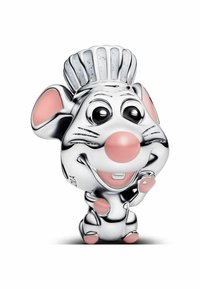 Strieborná soška myši s ružovým nosom, ušami, labkami a šťastným výrazom, ktorá nosí kuchársku čiapku s trblietajúcimi detailmi.