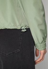 ONLY ONLMALOU JACKET - Vetrovka - hedge green