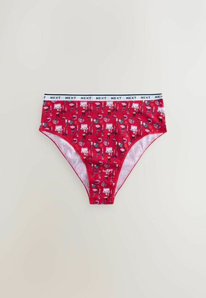Røde bomulds trusser med et gentagende mønster af cupcakes, hjerter og lys, med en sort elastisk talje, der er mærket "NEXT."