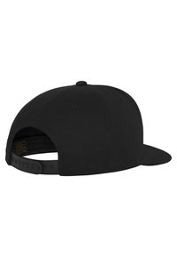 Zwarte snapback pet met een plat vizier, fijne twill stof, verstelbare band aan de achterkant en een eenvoudig ontwerp zonder logo's of patronen.