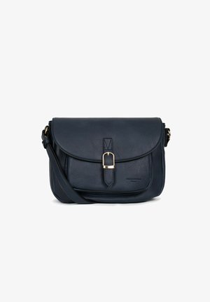 Borsa a tracolla in pelle blu navy con chiusura a pattina, dettaglio della fibbia dorata e tracolla regolabile. Presenta una texture martellata e una base arcuata.
