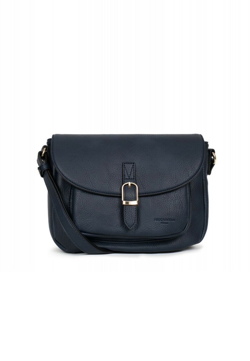 Borsa a tracolla in pelle blu navy con chiusura a pattina, dettaglio della fibbia dorata e tracolla regolabile. Presenta una texture martellata e una base arcuata.