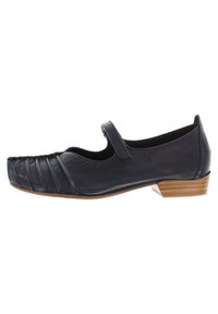 Scarpa in pelle blu con punta arrotondata, caratterizzata da dettagli plissettati, una sottile fascia sulla parte centrale del piede e un tacco in legno basso.