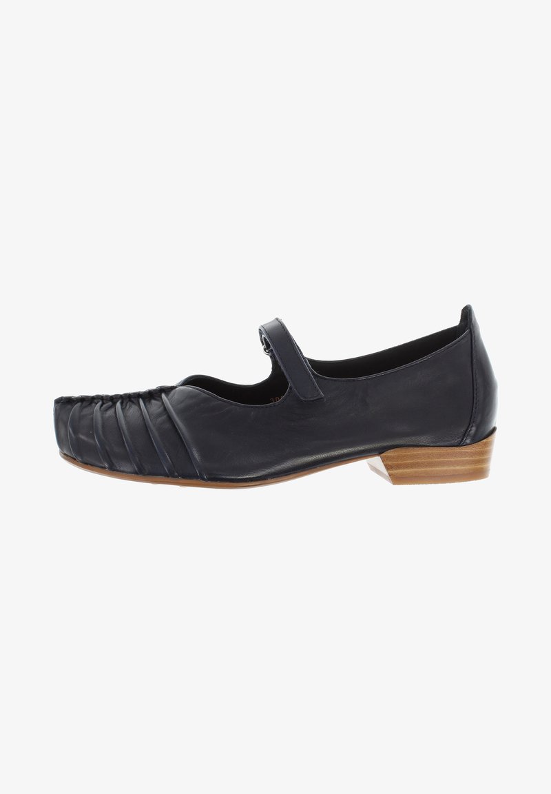 Scarpa in pelle blu con punta arrotondata, caratterizzata da dettagli plissettati, una sottile fascia sulla parte centrale del piede e un tacco in legno basso.