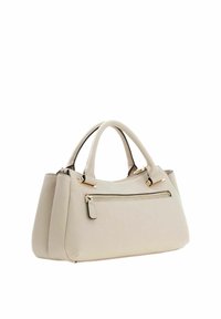 Sac à main en cuir beige avec deux poignées supérieures, une poche avant zippée et des ferrures dorées. Texture lisse, design structuré.