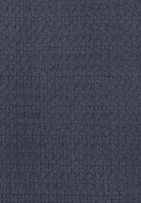 Texturiertes dunkelblaues Gewebe mit einem geometrischen Muster, das eine weiche, gewebte Optik und subtile Farbvariationen aufweist.