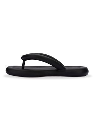 Chancla negra con material de espuma suave, forma redondeada y diseño de una sola tira con una estética minimalista.