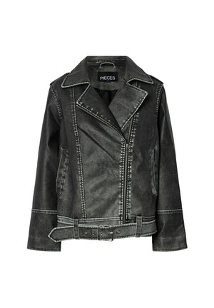 Crna traper jakna s širokim ovratnikom, prednjim patentnim zatvaračem i remenom. Ima kontrastne šavove i bočne džepove. Teksturirani materijal.