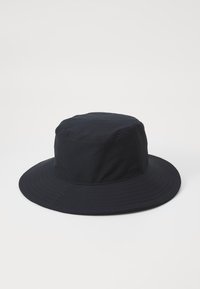 Černý kšiltovka z látky, s kulatou korunou a širokým plochým okrajem se šitým lemem. Jednoduchý a uživatelsky přívětivý design.