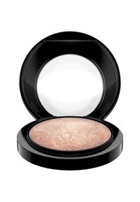 Un surligneur compact avec une texture en perles lisses et chatoyantes de couleur rose dans un boîtier noir rond avec un couvercle intérieur transparent.
