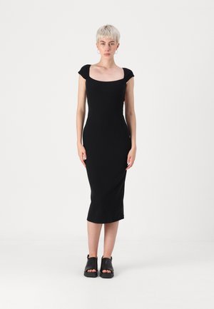 Robe noire ajustée avec un décolleté carré et des manches courtes, en tissu lisse ; longueur mi-mollet ; mannequin portant des sandales à plateforme noires.