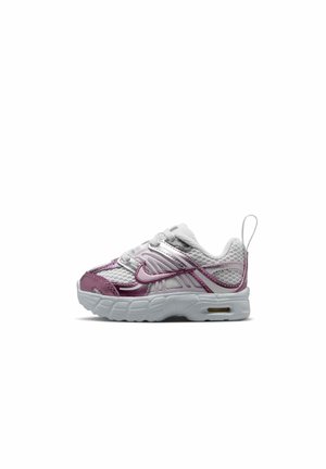 Zapatilla para niños pequeños blanca y rosa metálico con tejido de malla, cordones y suela gruesa con cojín de aire visible sobre fondo blanco.