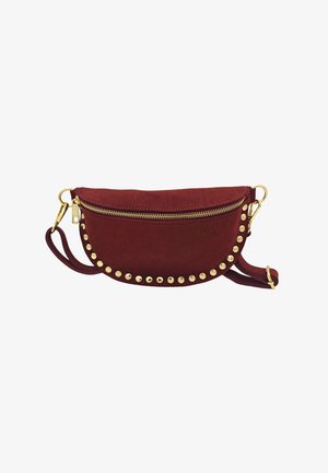 Sac en cuir suédé bordeaux avec une forme incurvée, quincaillerie dorée, fermeture éclair et clous dorés décoratifs le long du bord.